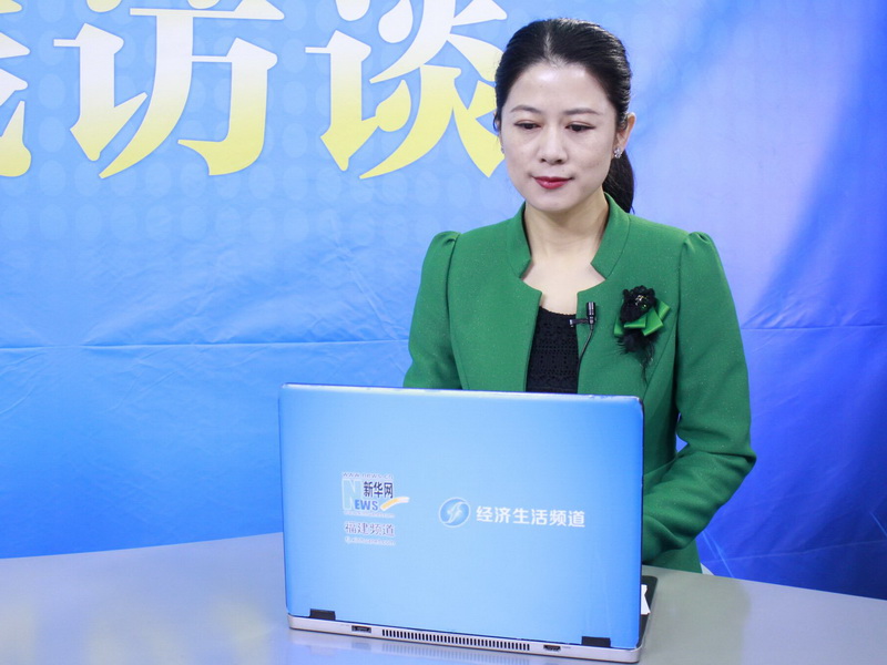 主持人查看网友问题.jpg